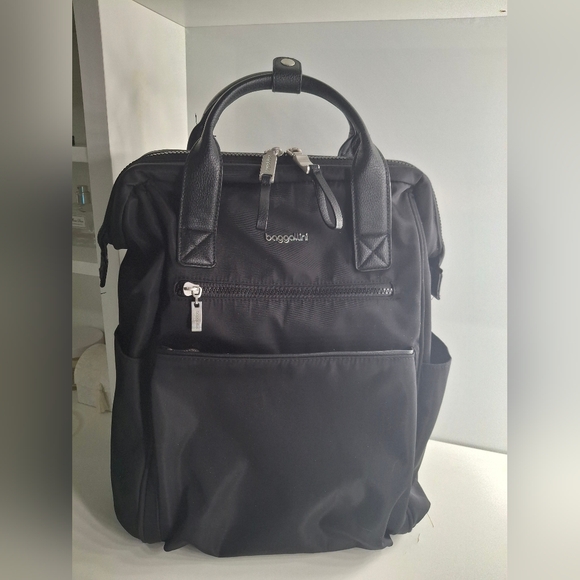 Baggallini Handbags - Baggallini Soho Backpack EUC